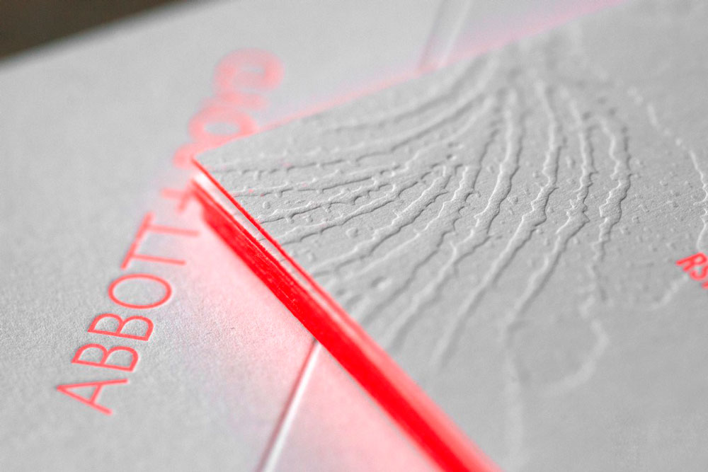carte design gaufrage-debossage pantone fluo rouge couleur sur tranche